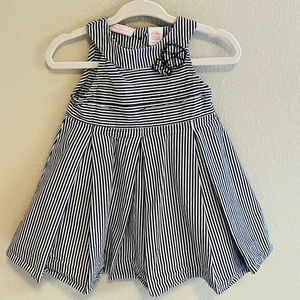6-9m baby baby white stripes pleated dress w flower detail & buttons down back